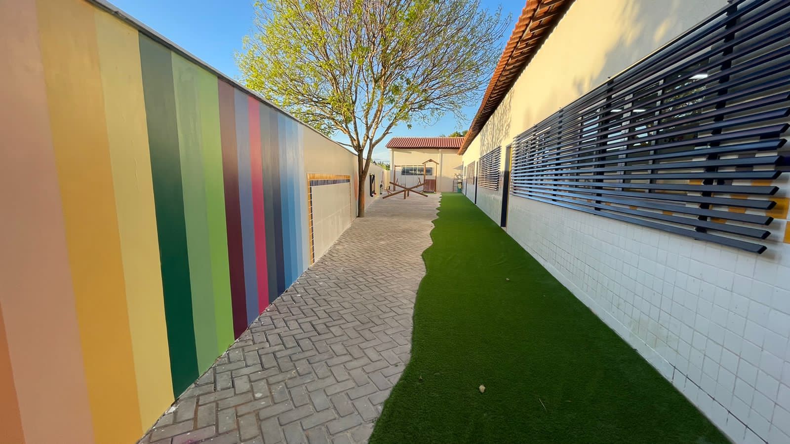 Grama sintética em corredor de escola