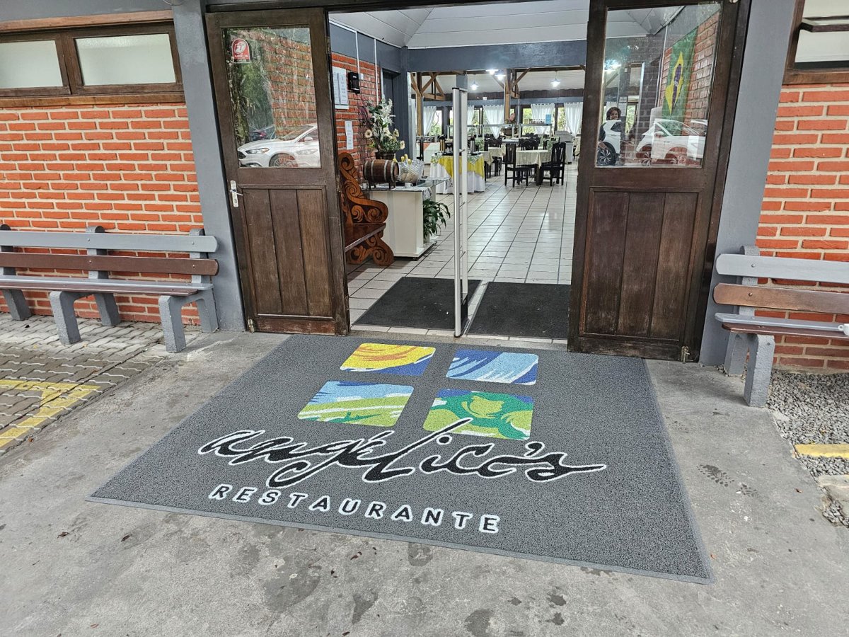 Tapete personalizado instalado na entrada do restaurante Angélico's